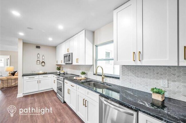 Foto del edificio - 8705 Flame Vine Avenue