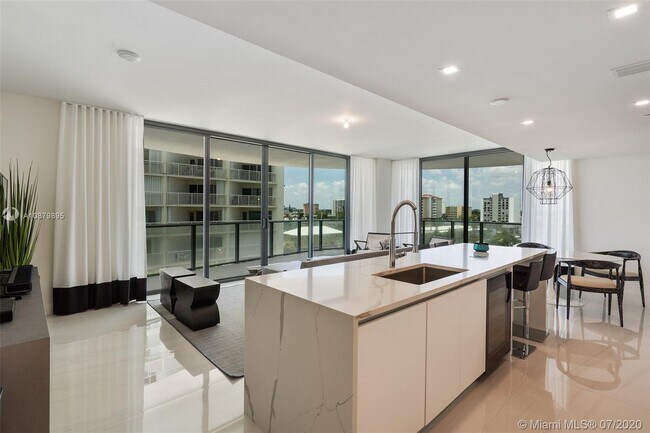 Building Photo - 730 N Ocean Blvd