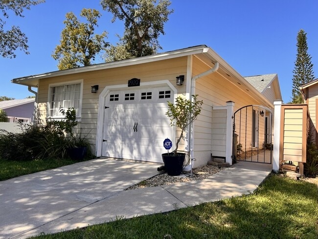 Building Photo - 2920 Burlington Dr