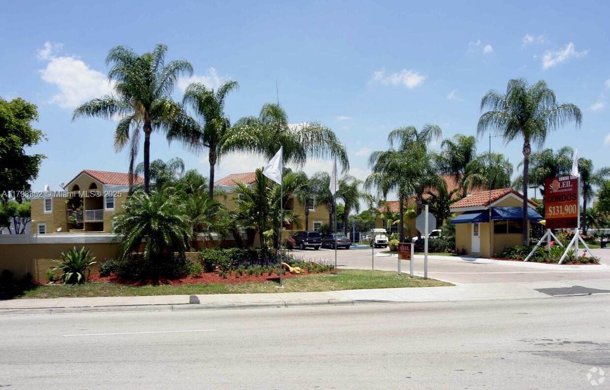 Building Photo - 9715 Fontainebleau Blvd