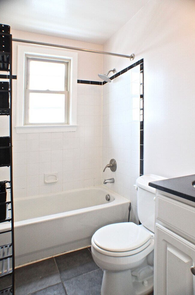 Foto del edificio - THE BROOKLAND |Top Floor Apt in Boutique B...
