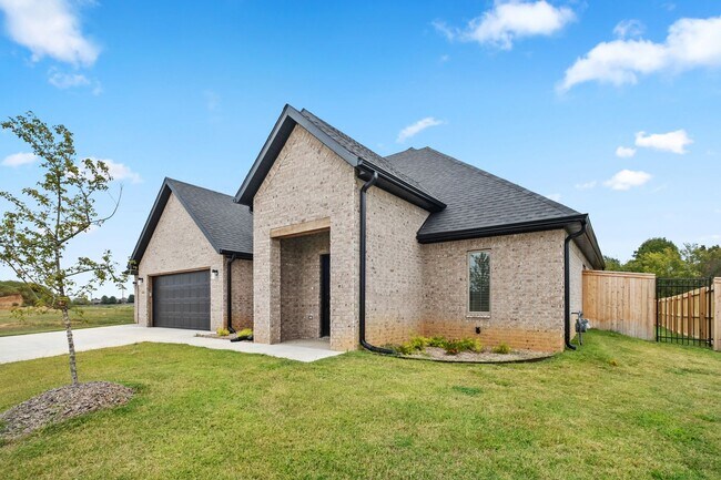 Building Photo - Brand New Beauty in Bentonville!