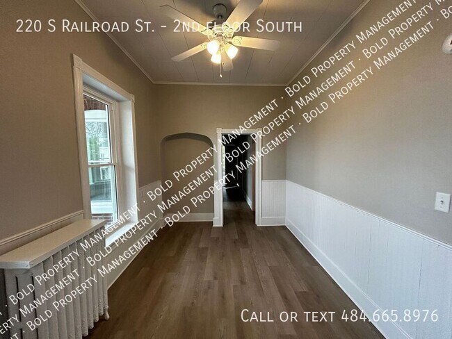 Foto del edificio - 220 S Railroad St