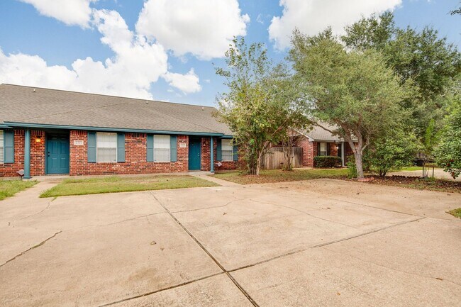 Foto del edificio - NOVEMBER Move in! 2/2 Duplex with fenced i...