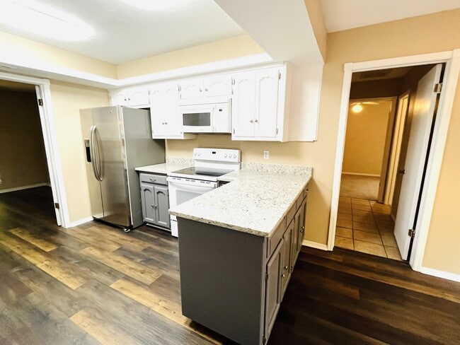 Building Photo - 909 E 13th St