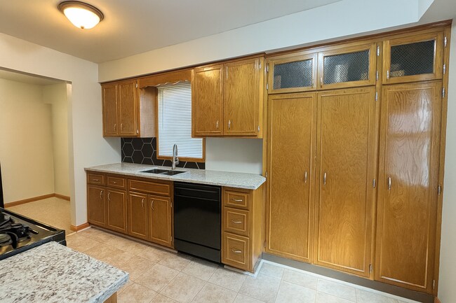 Foto del edificio - COME CHECK-OUT ALL THE UPDATES!  Great crystal home with huge fenced in backyard! Awesome home fo...