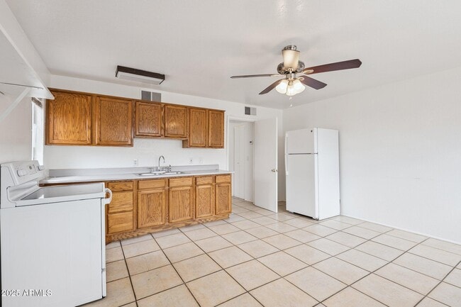 Foto del edificio - 2525 E Willetta St