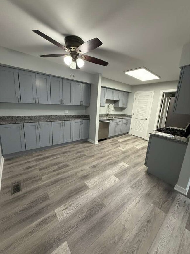 Foto del edificio - 1311 Kingsbury Dr