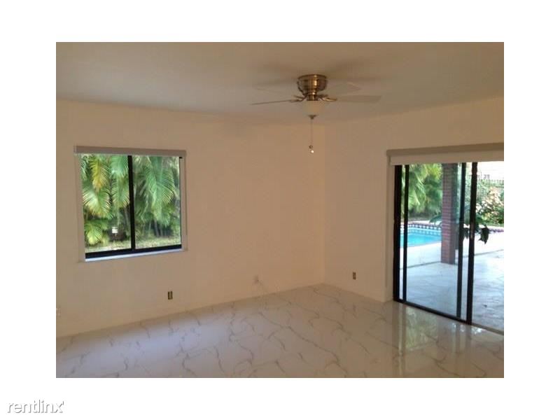 Building Photo - 900 NW 49th Ave