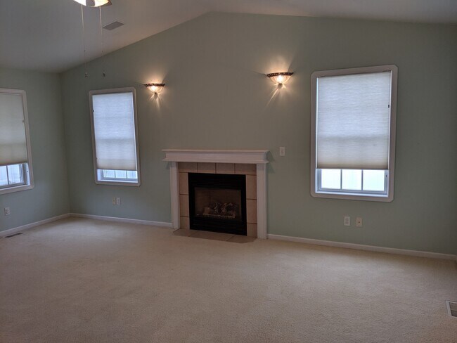 Building Photo - 4 Bedroom Home with 2 Car Garage and RV Pa...