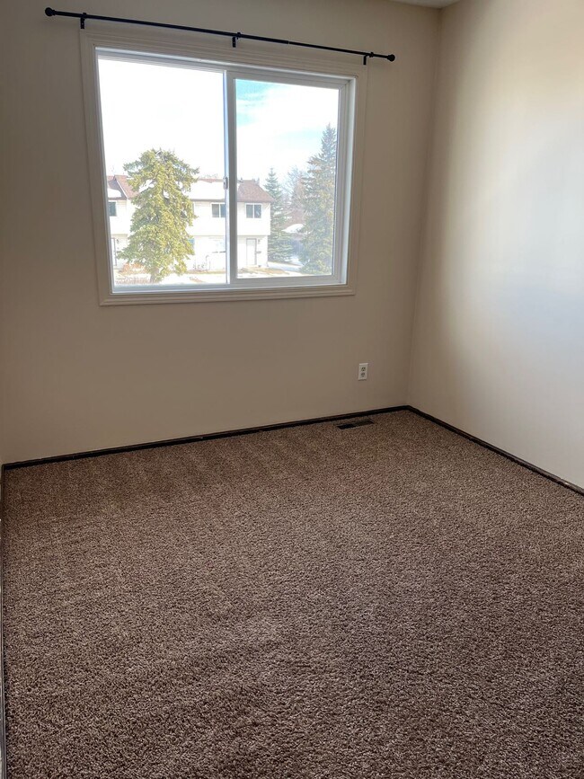 Photo du bâtiment - 3 Bed 1.5 Bath Unit in Red Deer, AB