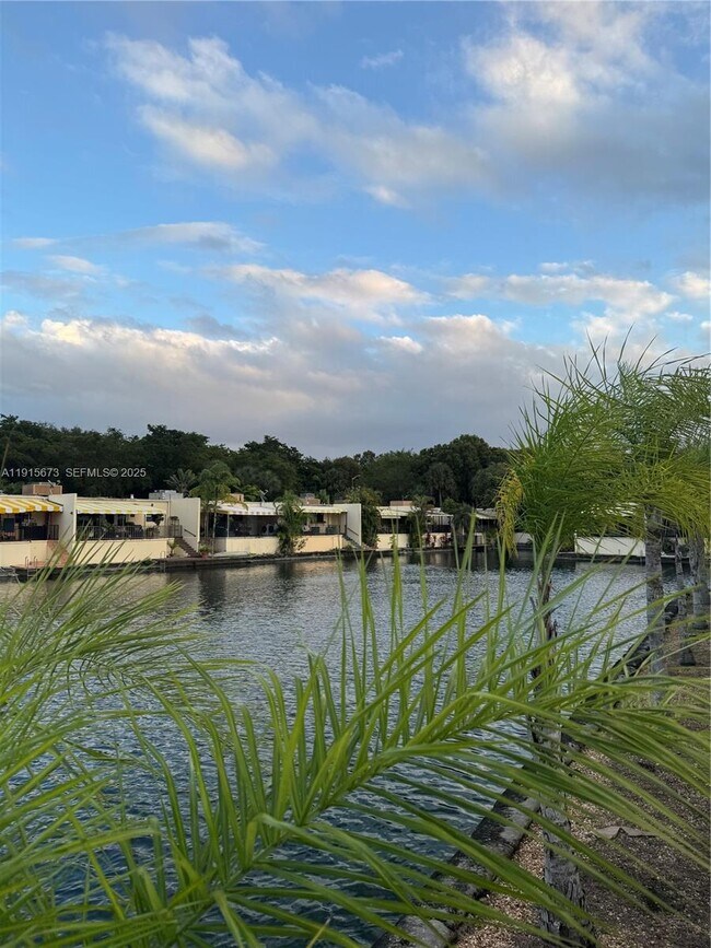 Foto del edificio - 7000 Crown Gate Ct