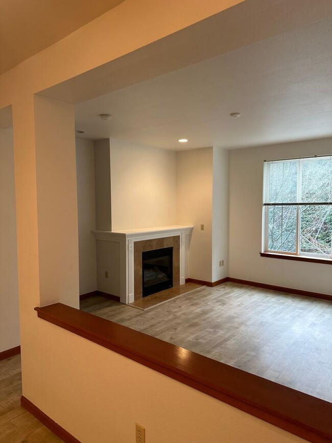 Building Photo - Charming 3 Bed 2.5 Bath Townhome $$2,850/m...