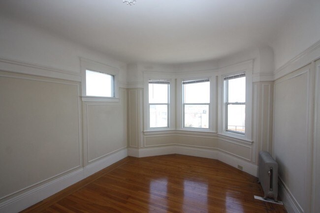Building Photo - Amazing Views, Top Floor Studio
