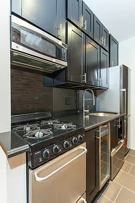 Building Photo - 335 E 18th St