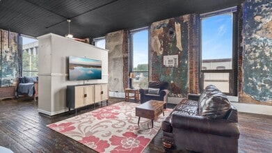 Building Photo - 213 Olive St