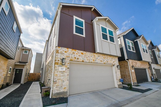Building Photo - 1527 Lakeline Oak Dr