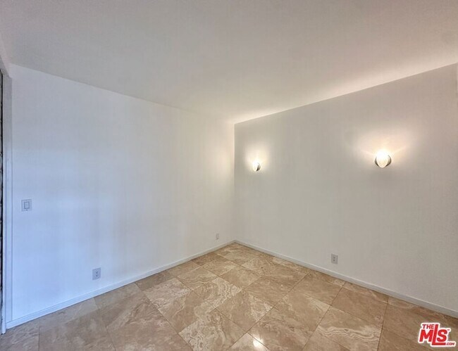 Building Photo - 999 N Doheny Dr