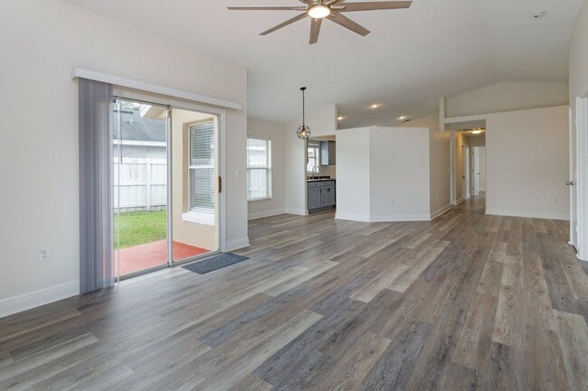 Building Photo - Charming 3-Bedroom Home for Rent in South ...