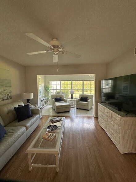 Foto del edificio - 740 Lake Orchid Cir