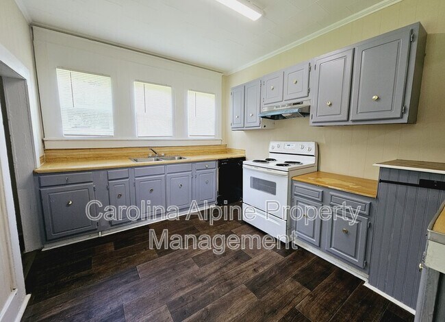 Building Photo - 703 7th St