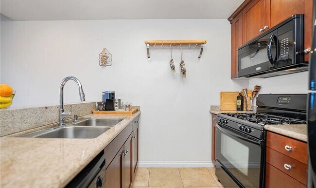 Foto del edificio - Discover this inviting 1-bedroom, 1-bathro...
