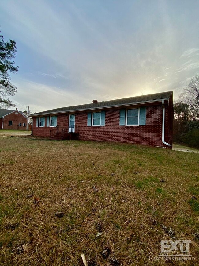 Building Photo - Well Maintained brick ranch home