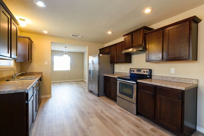 Foto del edificio - AVAILABLE NOW!