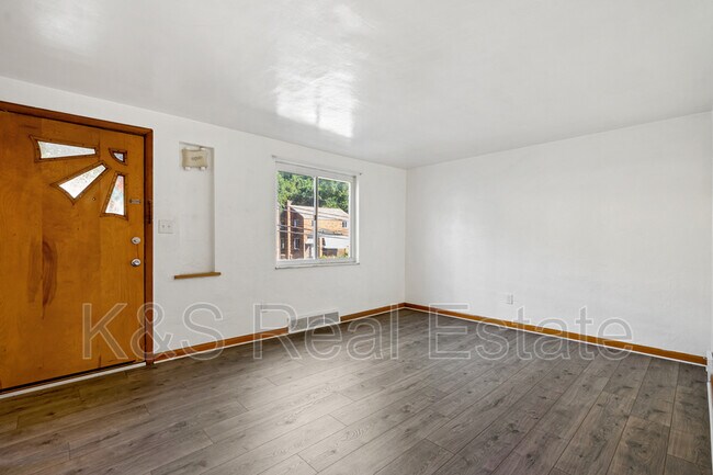 Foto del edificio - 823 Hartman St