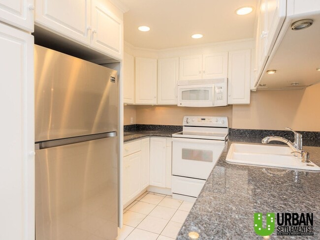 Building Photo - Spacious 2 Bedroom, 2 Bath Condo with Mode...