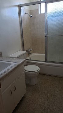 Bathroom with tiled shower - 122 Elm St