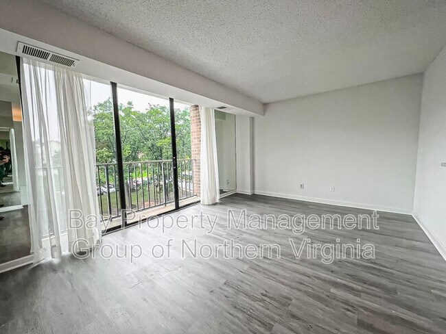 Foto del edificio - 2311 Pimmit Dr