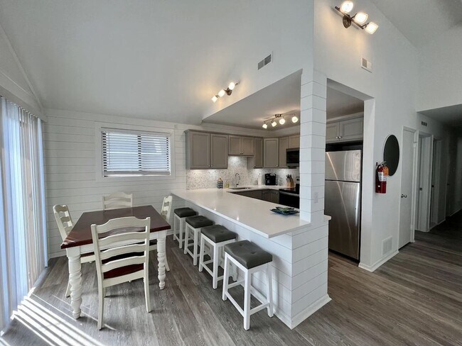 Foto del edificio - Renovated Home - Sleeps 6 - Winter Rental Only