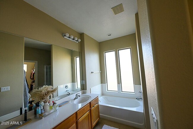 Foto del edificio - 13612 W Cypress St