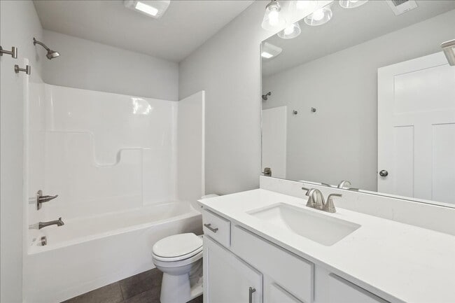 Building Photo - Beautiful! 3 bedroom 3 bathroom Single-Family Home in Urbandale, IA