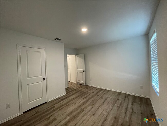 Building Photo - 422 Fairy Duster Dr