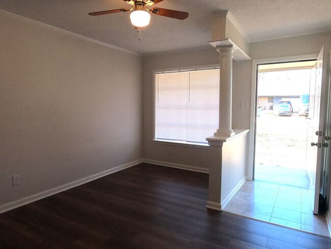 Building Photo - Newly Renovated home in Hickory Hills