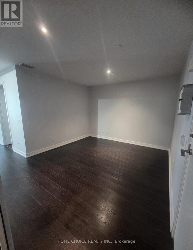 Photo du bâtiment - 72 Esther Shiner Blvd