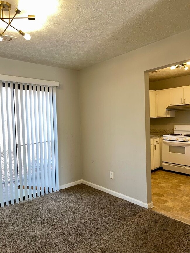 Building Photo - 945 Silverwood Dr