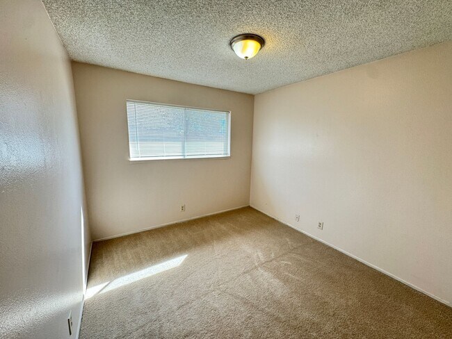 Foto del edificio - 736 Commercial Ave