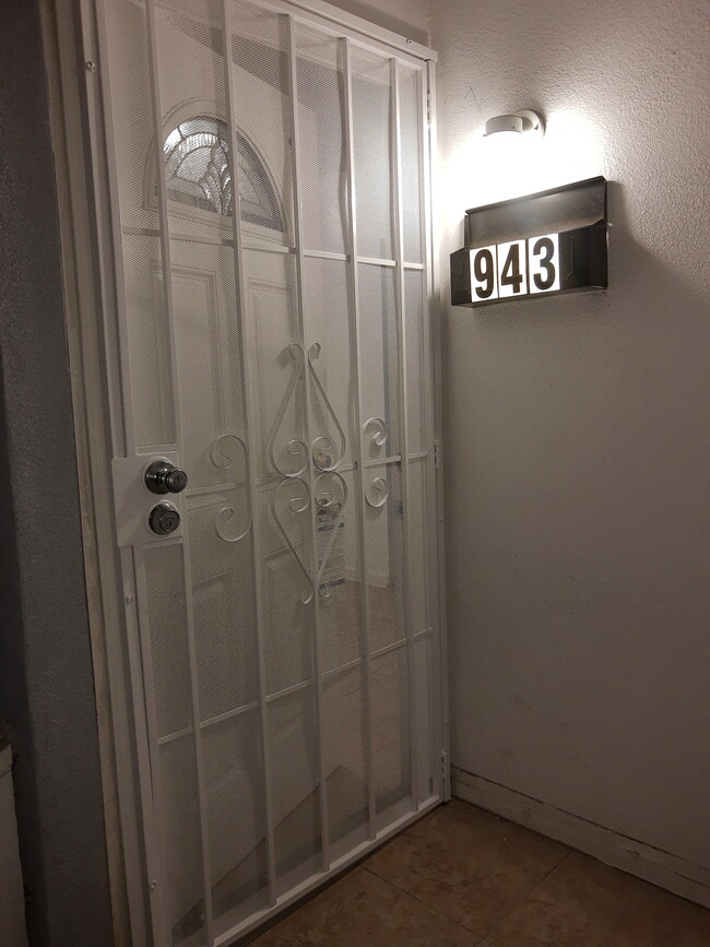 Building Photo - 941 E 52nd Pl