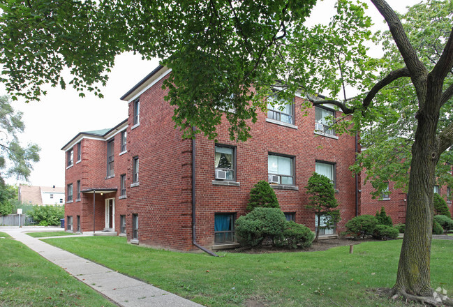 Primary Photo - Hillhurst Apartments