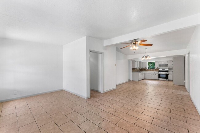 Foto del edificio - CENTRAL CITY FOUR BEDROOM TWO BATH HOUSE!