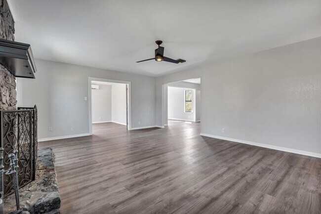 Building Photo - 2203 Stratford Dr