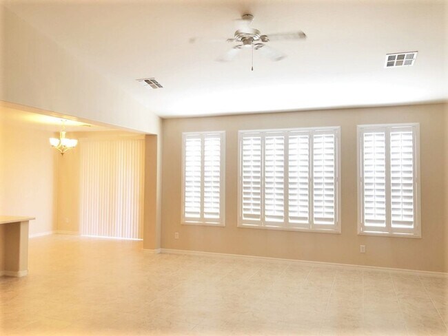 Foto del edificio - COMING SOON! A Beautiful 4 Bedroom / 2 Bat...