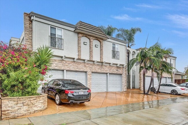 Foto del edificio - Upstairs 1 Bedroom Condo w/ Parking - Fresh Paint & Carpet!