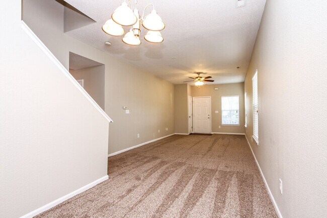 Foto del edificio - 8020 Lake Tree Cir