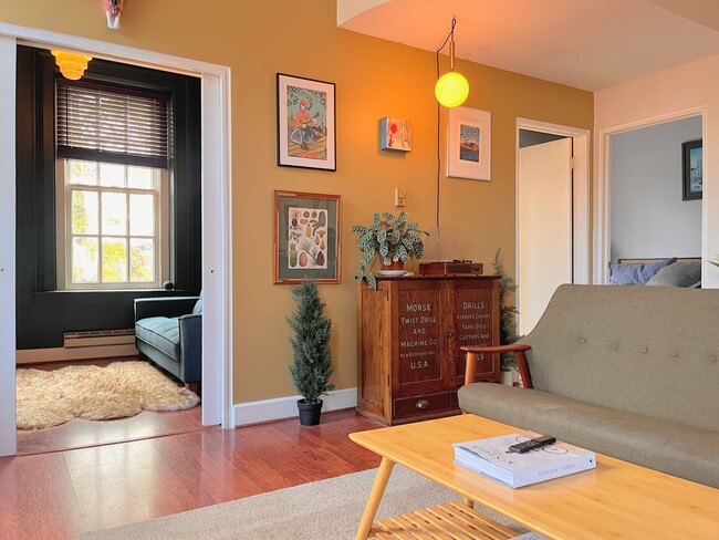 Foto del edificio - Downtown 1BR + Home Office | Parking Included | $500 Off - Near Betty's!