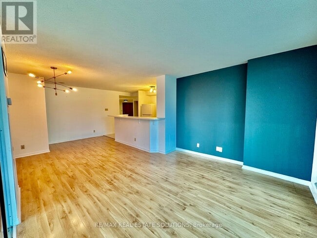 Building Photo - 10 Yonge St