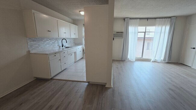 Building Photo - 526 S St Andrews Pl